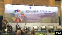 Menko Maritim Luhut Binsar Panjaitan dalam "Seminar Nasional Keberlanjutan untuk Semua: Menuju Peta Jalan SDGs di Indonesia", Senin, 20 Agustus 2018, di Hotel Grand Hyatt , Jakarta. (Foto: VOA/Ghita)