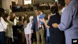 El presidente interino de Venezuela, Juan Guaidó, llega a una iglesia en Caracas para participar una jornada mundial de oración por su país.