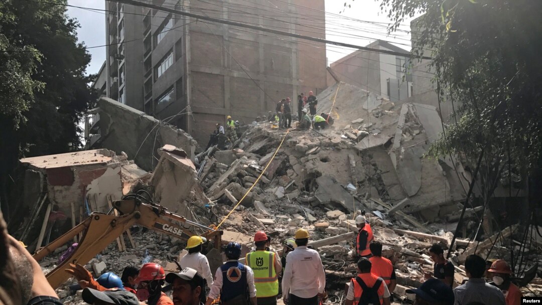 Masyarakat membersihkan puing-puing bangunan setelah gempa mengguncang Mexico City, Meksiko, 19 September 2017. 