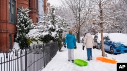  У п’ятницю у вашингтонських школярів була подвійна радість – школи не було, а снігу випало стільки, що кататися на санчатах можна було прямо на нерозчищених вулицях поблизу Капітолійського пагорба.
19 січня 2024 року. (AP Photo/Jacquelyn Martin)