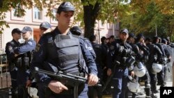 Des policiers assurent la sécurité à l’extérieur de la Cour d’Appel d’Ankara, Turquie, 9 octobre 2013.