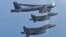 Pesawat B-52H Stratofortress Angkatan Udara A.S., atas, terbang dalam formasi dengan pesawat tempur F-15K Angkatan Udara Korea Selatan di atas laut barat semenanjung Korea selama latihan udara bersama di Korea Selatan, Senin, 6 Maret 2023. (Foto: melalui AP)
