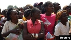 为逃避战乱而逃离家园的中非共和国民众在首都班吉城外的机场栖身并等待领取救援物资。（2014年1月7日）