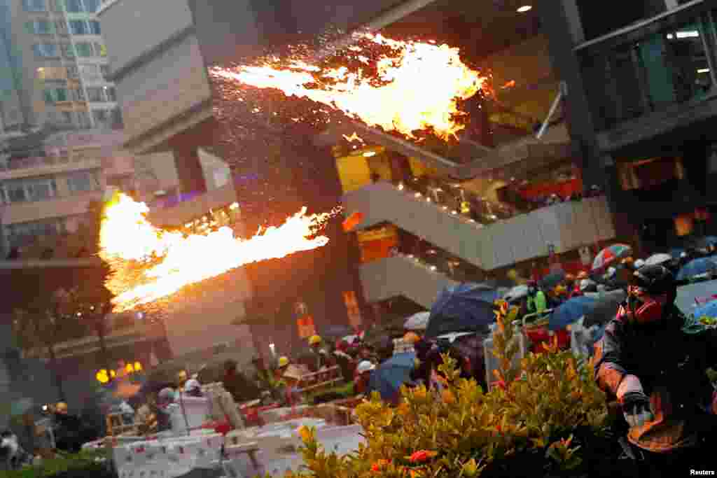 要求民主的香港抗议者在荃湾集会期间与防暴警察冲突，一名&ldquo;反送中&rdquo;抗议者投掷土制燃烧弹。(2019年8月28日)