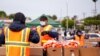 Voluntarios en Los Ángeles entregan comida a personas sin trabajo debido al impacto de la pandemia.