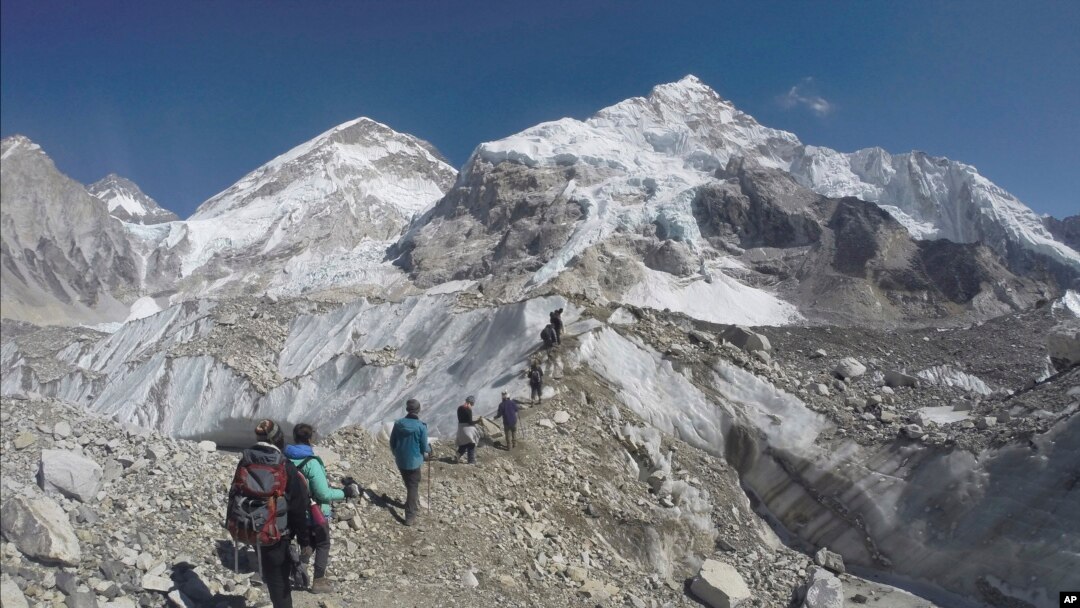 Para pendaki mendekati kemah pemberhentian di gunung Everest, Nepal, 22 Februari 2016 (Foto: dok).