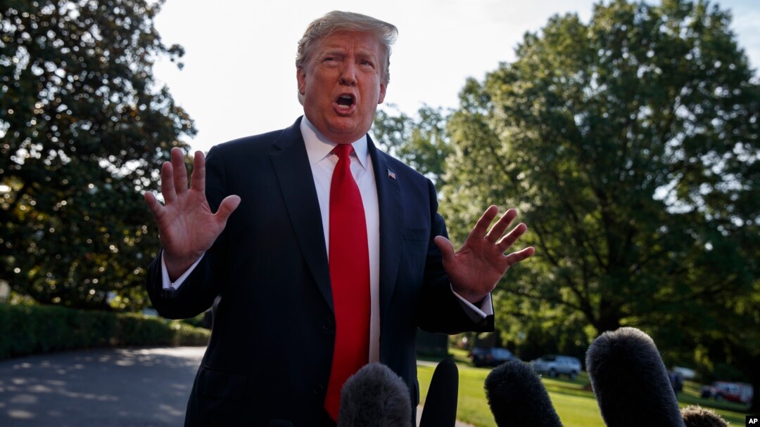 Presiden Donald Trump berbicara kepada para wartawan sebelum menaiki helikopter Marine One untuk menghadiri wisuda Akademi Angkatan Udara di Washington, 30 Mei 2019.
