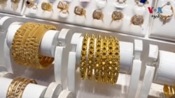 
زرګران وايي پېښور کې د تیرې یوې اوونۍ په مهال د سرو زرو یوې تولې بیعه کې پینځلس زره روپۍ اضافه شوې
