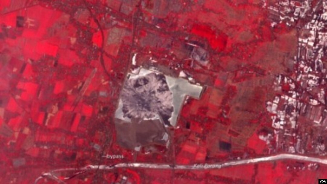 Foto satelit lumpur lahar di Sidoarjo, Jawa Timur yang ditunjukkan oleh area warna merah (foto: NASA, 20 Oktober 2009).