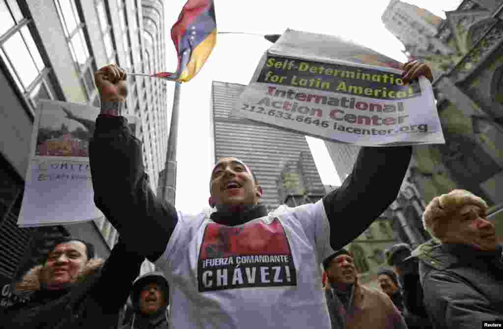 Partidarios del presidente venezolano Hugo Chávez realizan una manifestación frente al Consulado de Venezuela en Nueva York el 23 de enero de 2013.