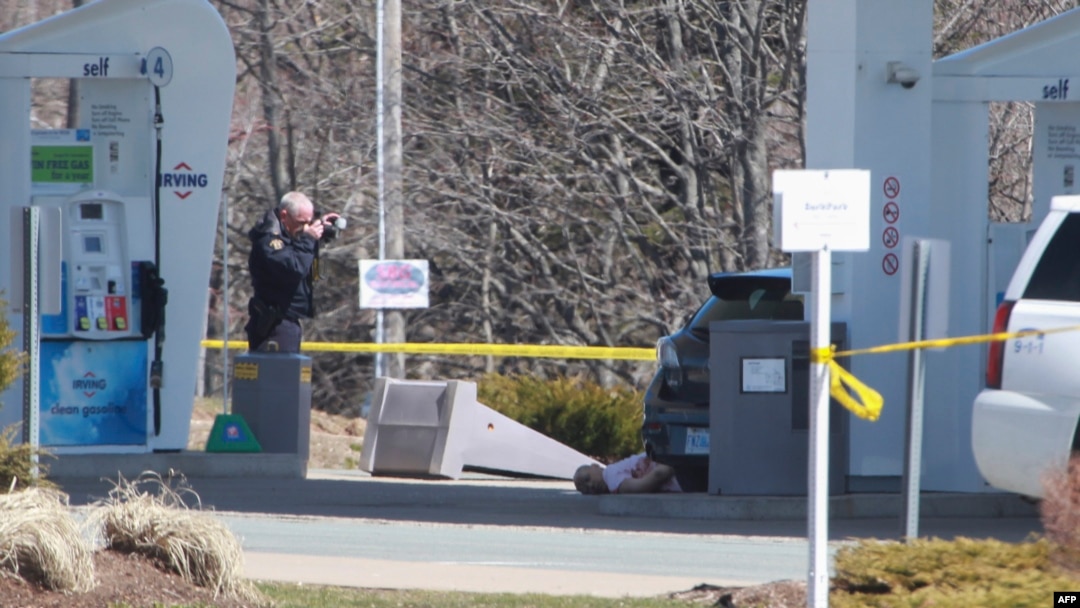 Mobil polisi forensik Kanada (RCMP) berada di lokasi penembakan di Big Stop, dekay Elsdale, Nova Scotia, Kanada, 19 April 2020. 
