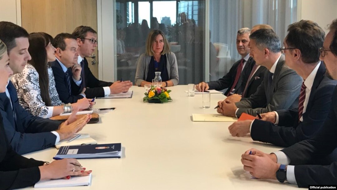 Dijalog delegacija Srbije i Kosova, predvođenih predsednicima Aleksandrom Vučićem i Hašimom Tačijem, uz posredovanje visoke predstavnice EU za spoljnu politiku i bezbednost, Federike Mogerini, u Briselu, 24. juna 2018.
