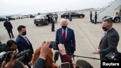 조 바이든 미국 대통령이 23일 오하이오 콜럼버스에서 전용기에 탑승하기에 앞서 기자들의 질문에 답하고 있다.