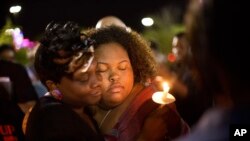 Prizor sa protestnog bdenja ispred gradske većnice u Severnom Čarlstonu, Južna Karolina, zbog ubistva Voltera Skota, 8. april 2015. 