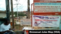 César, un jeune étudiant camerounais en train de faire les inscriptions en ligne à la loterie américaine au lieu-dit Cradat à l'université de Yaoundé 1, Cameroun, 5 octobre 2017. (VOA/Emmanuel Jules Ntap)