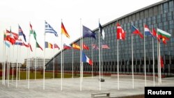 Las banderas de los países europeos lucen desplegadas en la sede de la Alianza Atlántica en Bruselas.