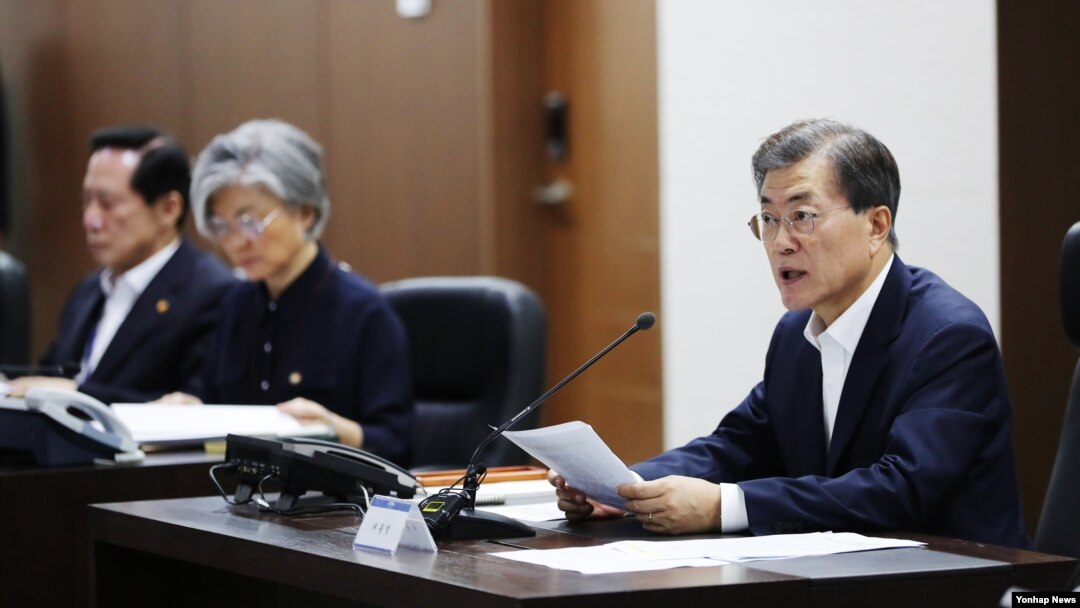 문재인 한국 대통령이 29일 오전 1시 북한이 28일 밤 자강도 일대에서 동해상으로 탄도미사일로 추정되는 발사체를 기습 발사한 것과 관련해 긴급 국가안전보장회의(NSC) 전체회의를 소집했다.