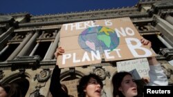 Manifestation réclamant des mesures urgentes pour lutter contre le changement climatique à Paris, en France, le 22 février 2019.