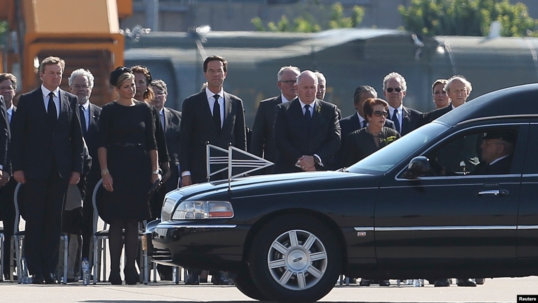 Raja Willem Alexander, Ratu Maxima dan PM Belanda Mark Rutte menyambut kedatangan jenazah pesawat Malaysia Airlines MH17 di bandara Eindhoven, Rabu (23/7). 