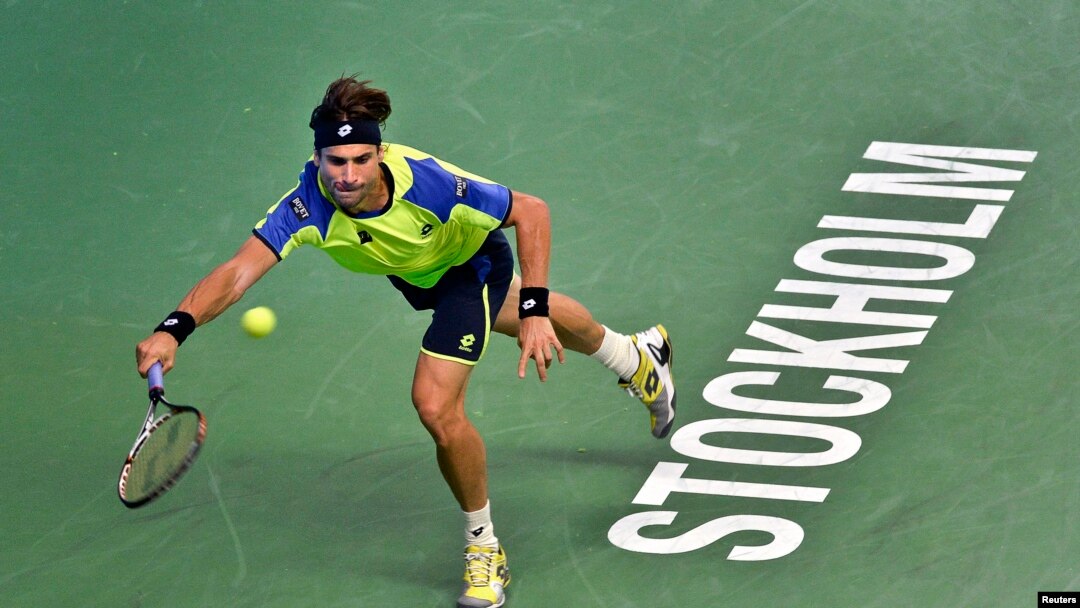 David Ferrer dari Spanyol mengembalikan pukulan Ernest Gulbis dari Latvia dalam semifinal Stockholm Terbuka (19/10) yang dimenangkan Ferrer. 