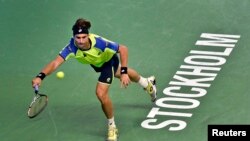 David Ferrer dari Spanyol mengembalikan pukulan Ernest Gulbis dari Latvia dalam semifinal Stockholm Terbuka (19/10) yang dimenangkan Ferrer. 