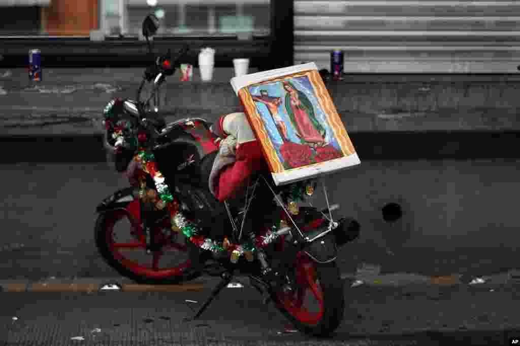 Los altares a la imagen de la Virgen se improvisan en distintos puntos de la ciudad y de distintas maneras.&nbsp;