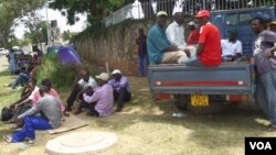 Vashandi vakawanda vari mumabasa asina kukosha vachange vari kudzimba kwemazuva makumi maviri nerimwe senzira yekudzivirira kupararira kwe coronavirus.