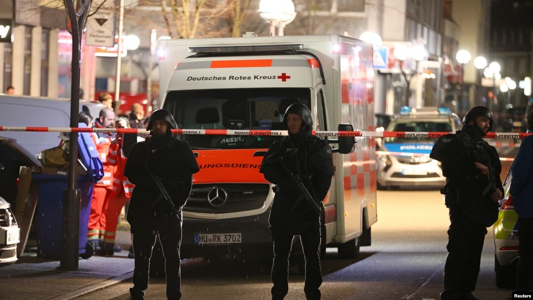 Para petugas kepolisian mengamankan kawasan tempat terjadinya penembakan di Hanau, dekat Frankfurt, Jerman, 20 Februari 2020. (Foto: Reuters)