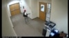 Una captura de pantalla de un video de vigilancia muestra a quien el Departamento de Policía Metropolitana de Nashville identifica como Audrey Elizabeth Hale, de 28 años, en la escuela cristiana The Covenant School, en en Nashville, Tennessee, EEUU, el 27 de marzo de 2023.