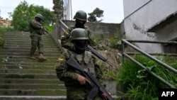 Miembros del Ejército patrullan en el barrio Lucha de los Pobres en el sur de Quito, el 12 de enero de 2024, mientras Ecuador se encuentra en un "estado de emergencia" desde la fuga de prisión de uno de los jefes narco más poderosos del país.