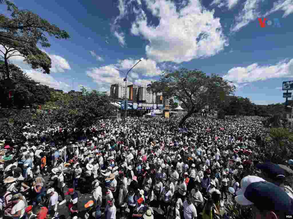 La procesión, en la que se estima participaron más de 2 millones de personas, culminó pasadas las 5:00 pm con la llegada de la imagen a la Catedral de Barquisimeto.