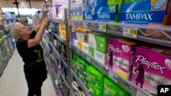 Tammy Compton sedang menata pembalut tampon di Compton’s Market Sacramento, California, 22 Juni 2016. Negara bagian Nevada baru saja memutuskan mencabut pajak untuk produk-produk kebersihan feminin atau dikenal dengan julukan “pink tax.”