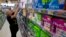 Tammy Compton sedang menata pembalut tampon di Compton’s Market Sacramento, California, 22 Juni 2016. Negara bagian Nevada baru saja memutuskan mencabut pajak untuk produk-produk kebersihan feminin atau dikenal dengan julukan “pink tax.”
