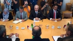 Gjenerali libian Khalifa Haftar, në qendër, duke dëgjuar ministrin e jashtëm rus Sergey Lavrov, Moskë, 14 gusht 2017
