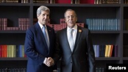 Wezîrê Derve yê Amerîka John Kerry (rast) û Wezîrê Derve yê Rûsa Sergey Lavrov (çep). 