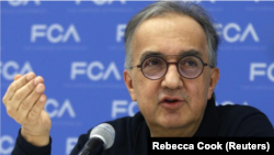 Sergio Marchionne, presidente ejecutivo de Fiat Chrysler Automobiles, habla con periodistas en el Salón del Automóvil de Detroit, Estados Unidos, 15 de enero de 2018. 