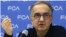 Sergio Marchionne, presidente ejecutivo de Fiat Chrysler Automobiles, habla con periodistas en el Salón del Automóvil de Detroit, Estados Unidos, 15 de enero de 2018. 