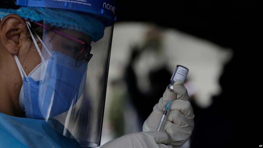 Un trabajador de la salud prepara la dosis de la vacuna AstraZeneca para COVID-19 en el Fuerte Militar de Epiclachima, en Quito, Ecuador, el jueves 8 de abril de 2021.