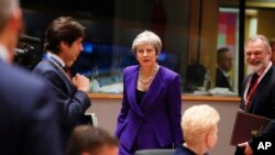 La Première ministre britannique Theresa May, au centre, lors d'un sommet de l'UE à Bruxelles, le 18 octobre 2018.