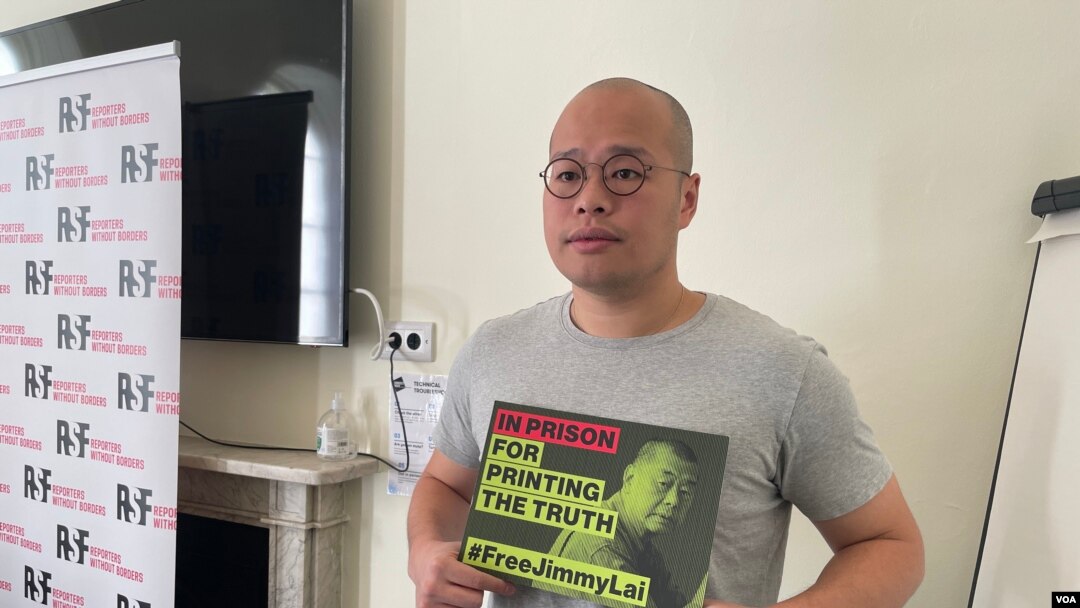 资料照片:《苹果日报》创始人黎智英的儿子黎崇恩参加无国界记者在伦敦组织的活动,要求中国和香港当局释放黎智英。(2024年10月11日)