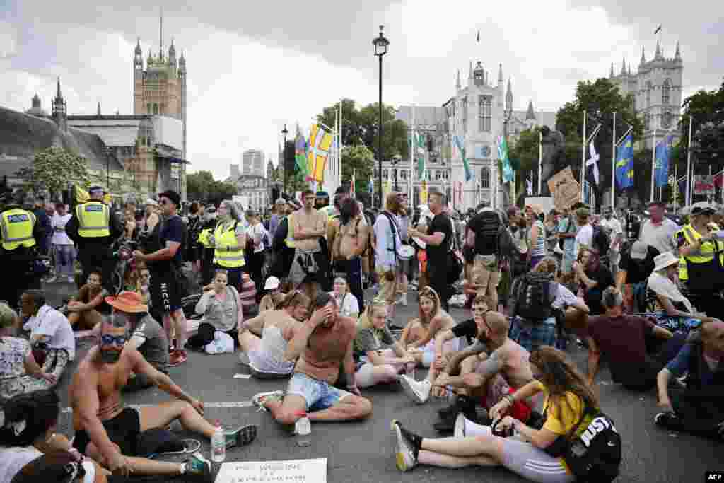 Vaksinaga qarshi namoyishchilar. London.