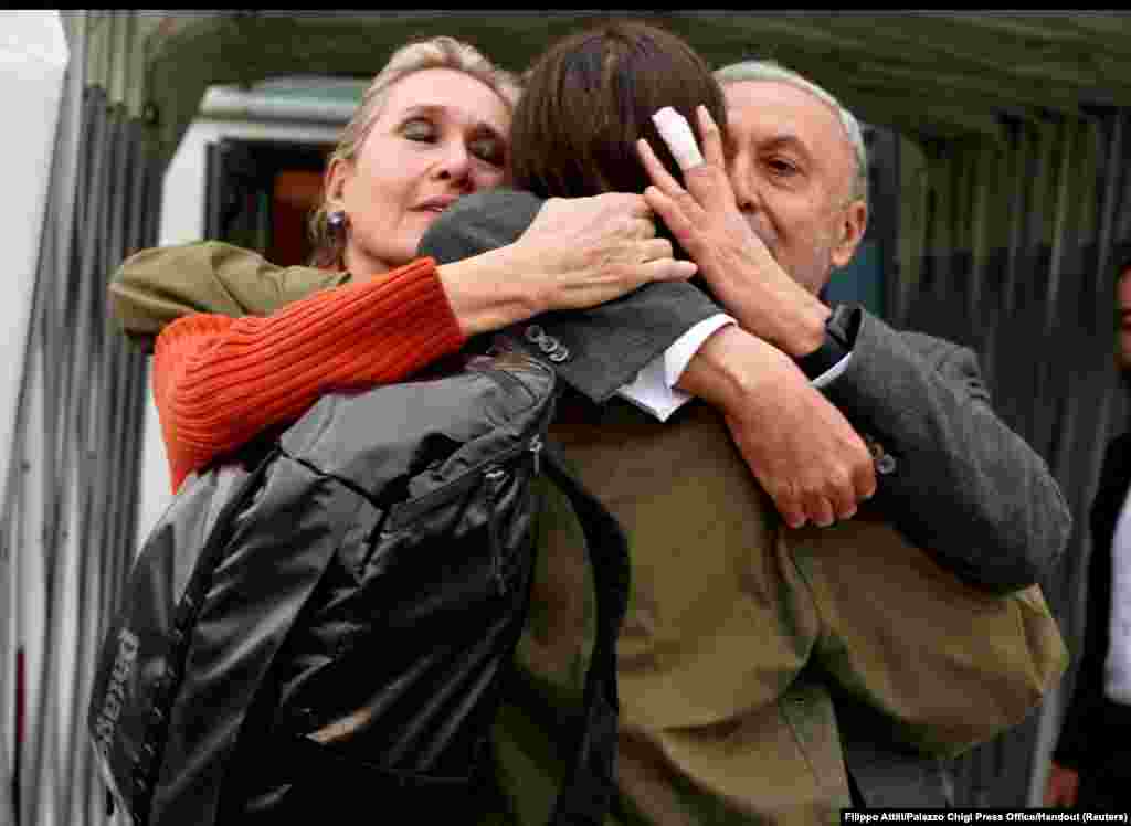 Italian journalist Cecilia Sala hugs her parents Elisabetta Vernoni and Renato Sala at Rome&#39;s Ciampino military airport after she was freed from detention in Iran. FILIPPO ATTILI/PALAZZO CHIGI PRESS OFFICE/Handout via REUTERS