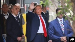 Mantan Presiden AS Donald Trump berjalan meninggalkan Menara Trump menuju Pengadilan Pidana Manhattan di New York, pada 15 April 2024. (Foto: AP/Yuki Iwamura)