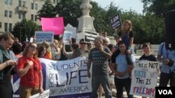 Protesters for and against Obamacare wait for the decision of the Supreme Court. MARTA GONZÁLEZ/VOA