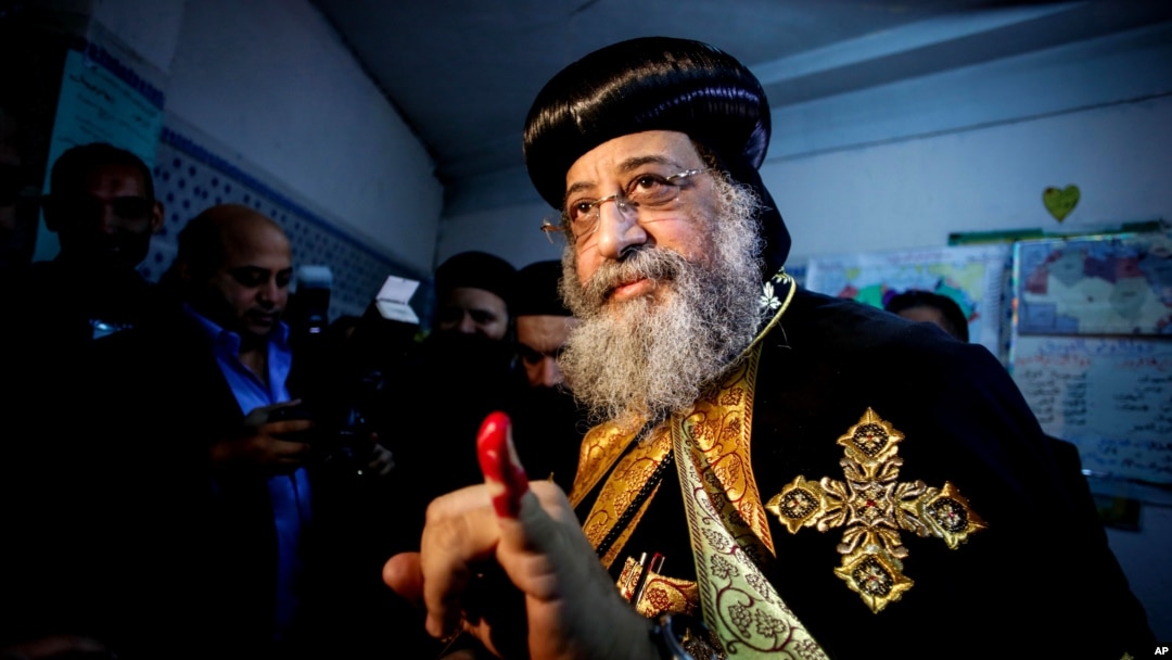 Paus Koptik, Tawadros II, menunjukkan kelingking bertinta setelah ia memberikan suara dalam referendum konstitusi Mesir di Kairo. (Foto: Dok)