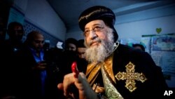 Paus Koptik, Tawadros II, menunjukkan kelingking bertinta setelah ia memberikan suara dalam referendum konstitusi Mesir di Kairo. (Foto: Dok)