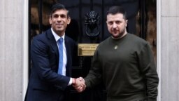 Presiden Ukraina Volodymyr Zelenskyy (kanan) dan PM Inggris Rishi Sunak bertemu di luar kantor PM Inggris di 10 Downing Street, London, Inggris hari Rabu, 8 Februari 2023. 
