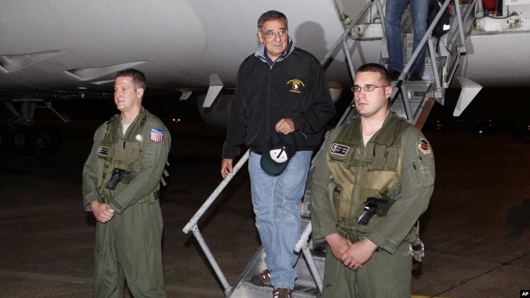 Menhan AS Leon Panetta tiba di bandara di pangkalan udara Yokota di luar kota Tokyo, Jepang hari Minggu (16/9). 