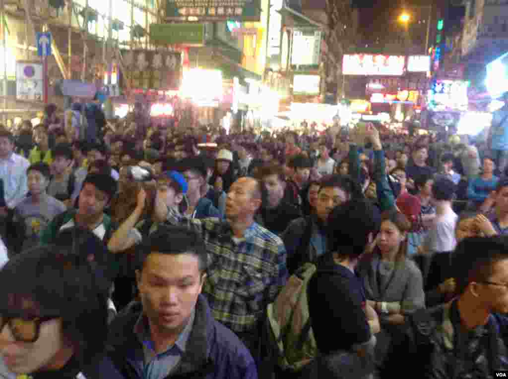数以百计香港市民在旺角几外路段聚集 (美国之音海彦拍摄)
