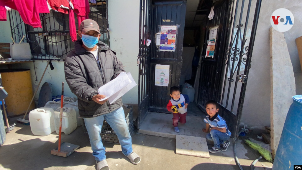 Ni&#241;os y sus padres aguardan para pasar a EE. UU. en el refugio El Buen Samaritano.